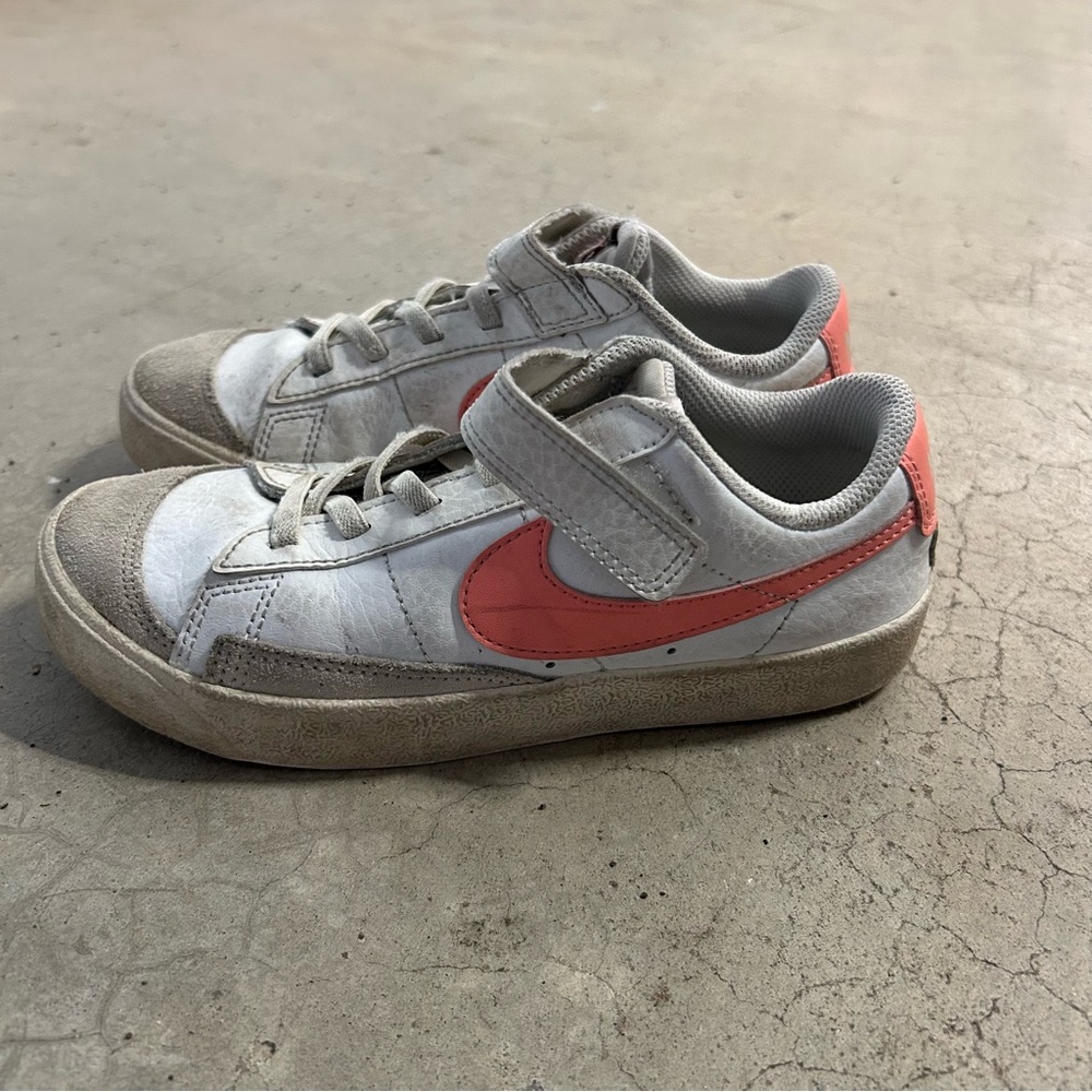 Nike Blazer Low ’77 – White/Echo Pink – US Size 1.5Y